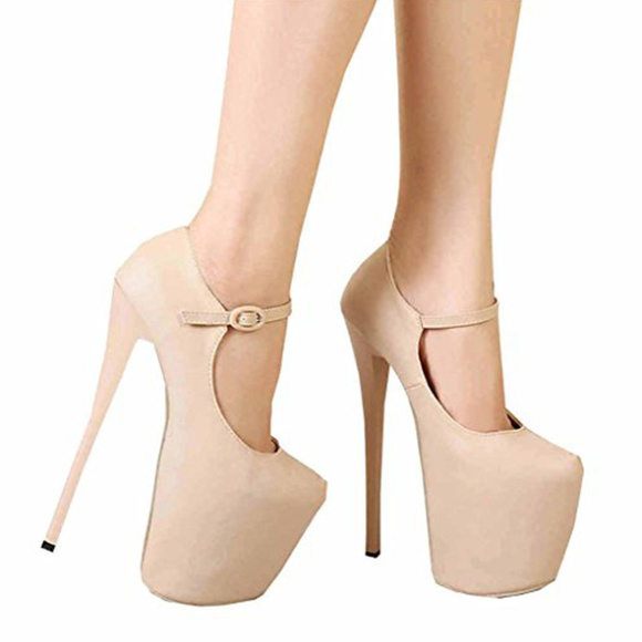 Some very hot heels - Picture 4 of 5